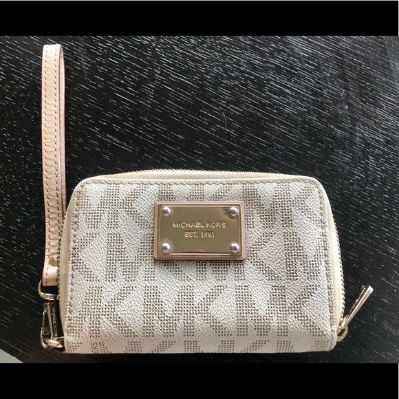 Michael Kors Handbags - MK Wallet 🤩💵